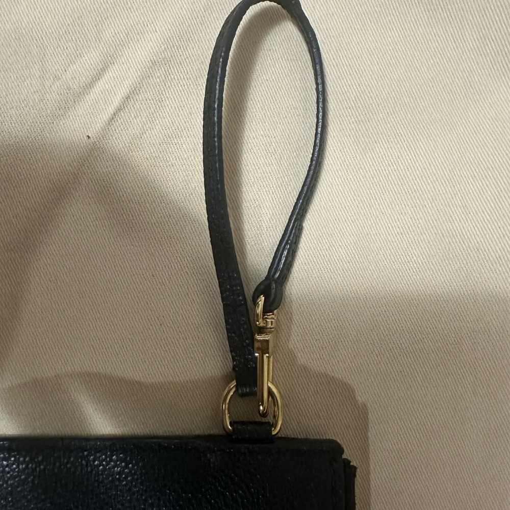 Louis Vuitton - Picture 3 of 4